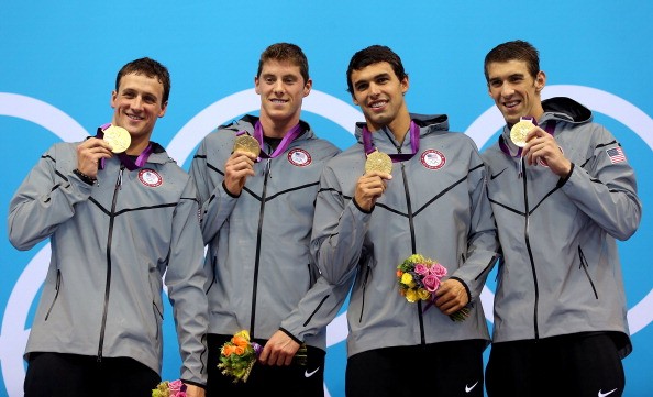 Michael Phelps cùng đồng đội ở tuyển bơi Mỹ.